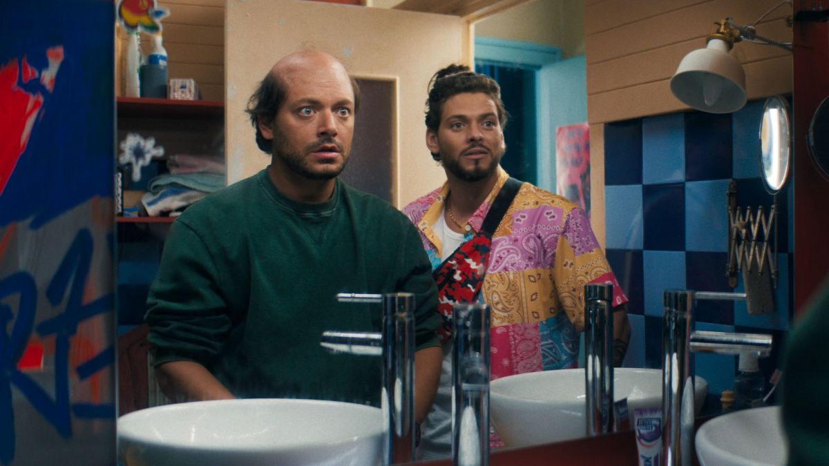 Kev Adams, crâne à nu dans Certains l&rsquo;aiment chauve : une comédie capillairement brillante