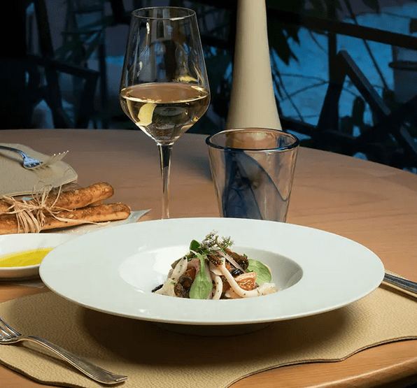 Au Es Saadi Marrakech Resort, la gastronomie ne relève ni du simple plaisir ni du simple luxe : elle est une mise en récit